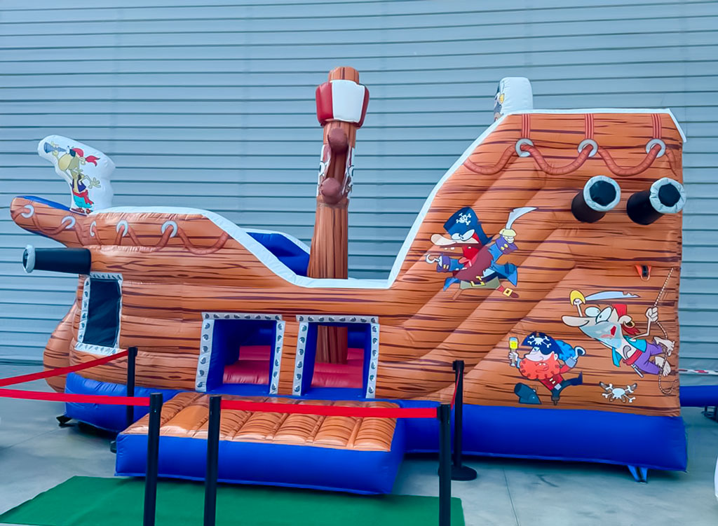 Tobogán Barco Pirata · Jocsair Hinchables Barcelona