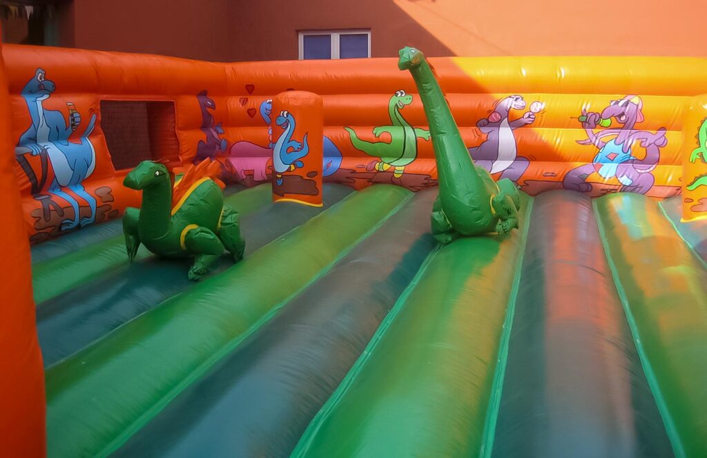 Dino Park · Jocsair Hinchables Barcelona